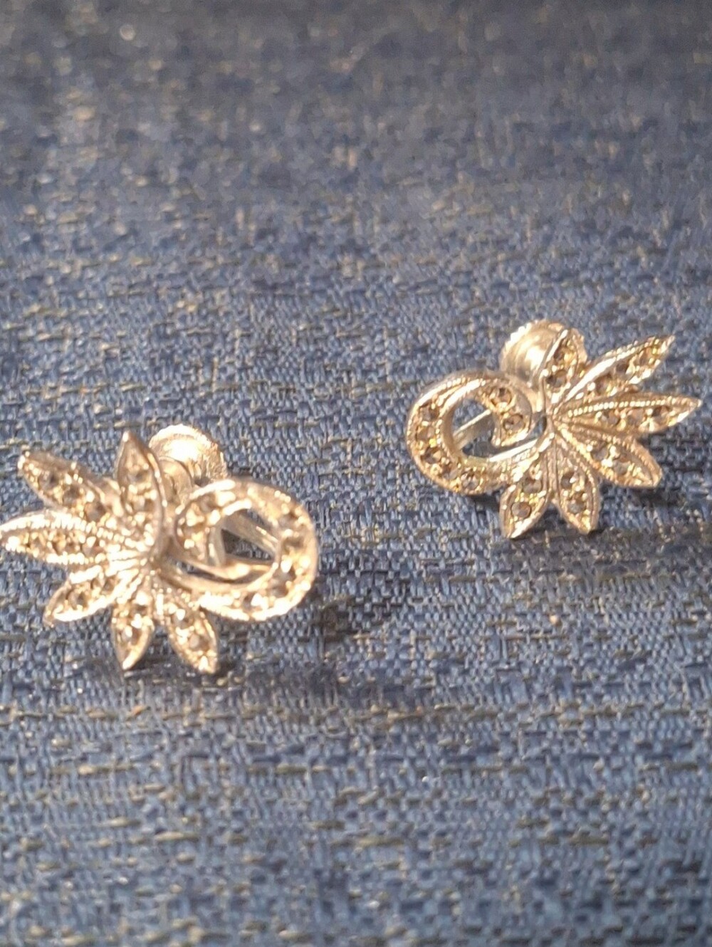 Vintage Silver Tone Floral Leaf Screw Back/clip Earrings - Elegant Women Jewelry - Picture 4 of 4